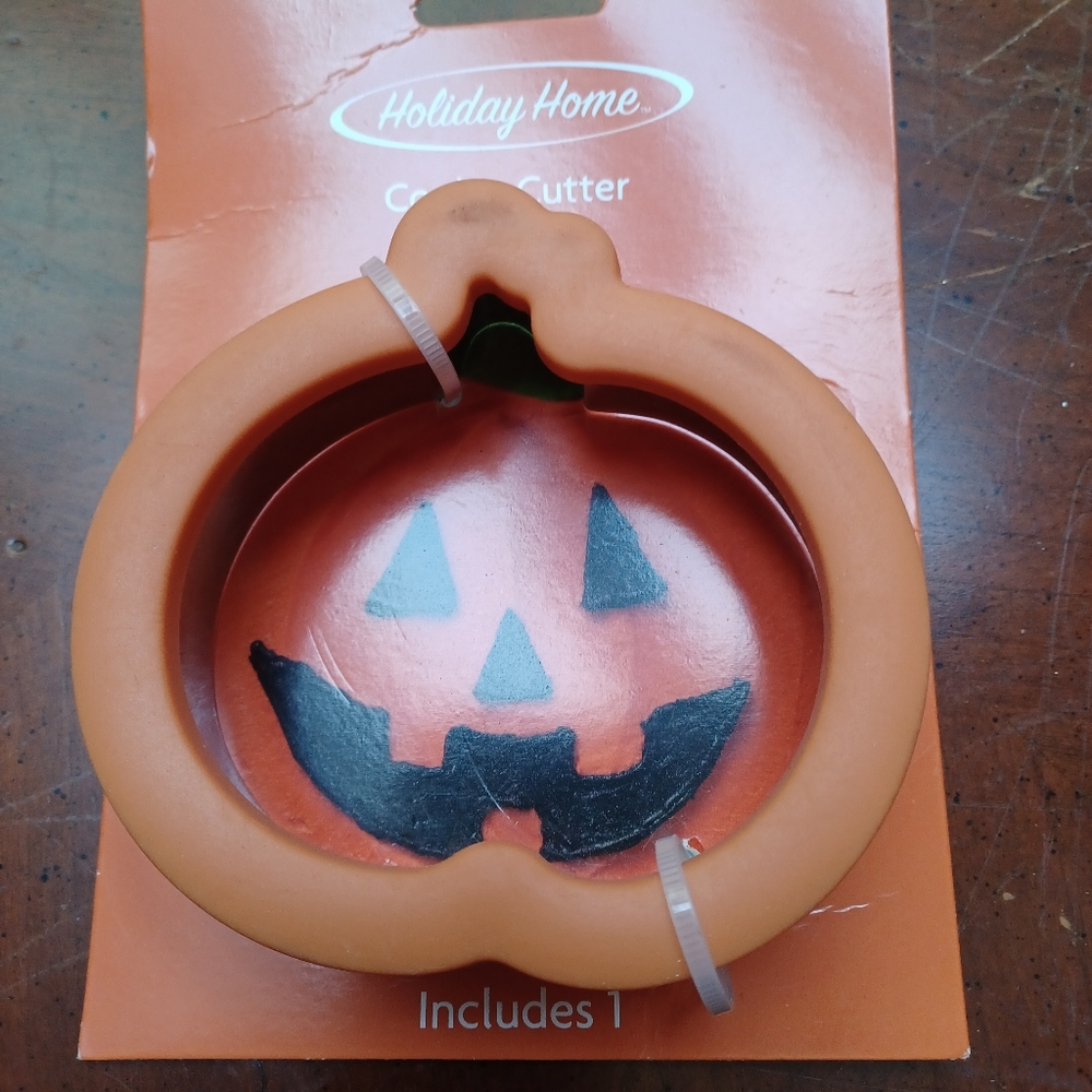 NWOT HOLIDAY HOME pumpkin cookie cutter
